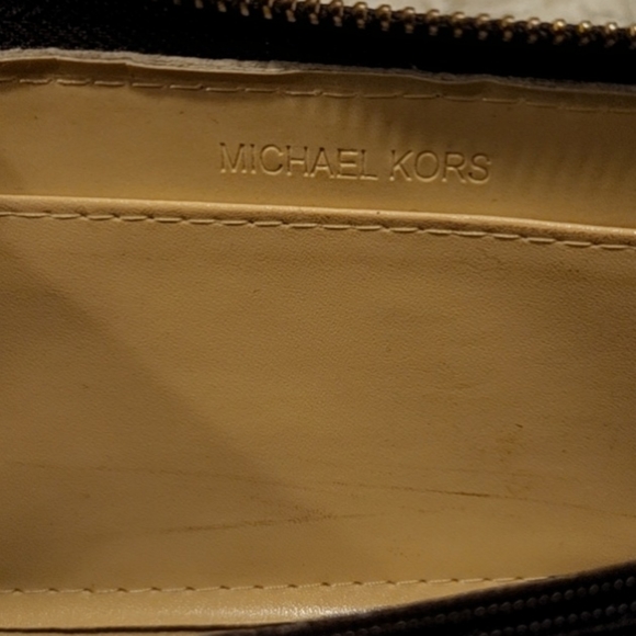 Michael Kors Logo Wallet - Picture 3 of 9
